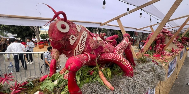 Oaxaca maravilla a turistas con 128 edición de la tradicional Noche de Rábanos