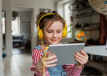 PVEM propone ley para prohibir uso de celulares en escuelas