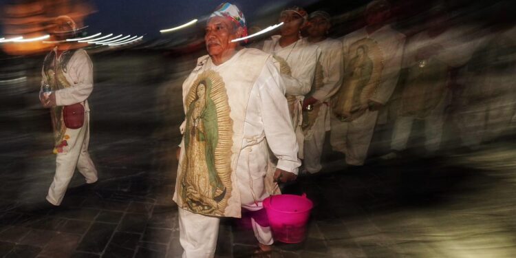 Con amor, devoción y agradecimiento, peregrinos llegan a la Basílica para orar ante la Vigen de Guadalupe