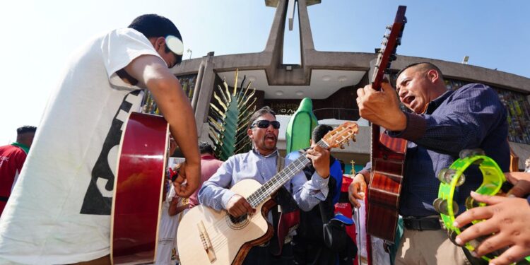 Con amor, devoción y agradecimiento, peregrinos llegan a la Basílica para orar ante la Vigen de Guadalupe