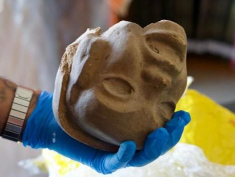 Entrega de 52 piezas arqueológicas restituidas por Estados Unidos al INAH en diciembre de 2025.