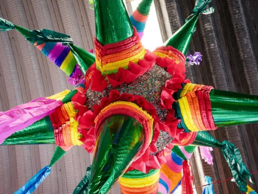 Piñata tradicional de siete picos, que se usa durante una posada navideña en México
