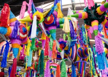 Piñatas tradicionales mexicanas colgadas durante temporada navideña