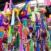 Piñatas tradicionales mexicanas colgadas durante temporada navideña