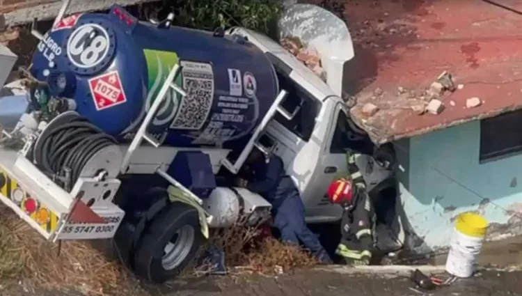 Pipa de gas LP choca contra casas en Naucalpan; sin lesionados
