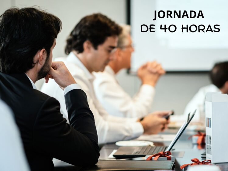 Presidenta Claudia Sheinbaum presenta la iniciativa para reducir la jornada laboral a 40 horas ante el Senado, acompañada por autoridades laborales.