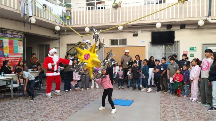 Con villancicos, piñatas y comida caliente, realizan posada médica en albergue migrante en Tijuana