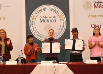 Claudia Sheinbaum encabeza la entrega de más de 3 mil hectáreas de tierras al pueblo indígena Ódami en la Sierra Tarahumara.