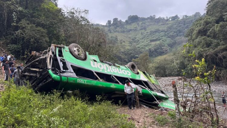 Sube a los 10 fallecidos del accidente de autobús en Zontecomatlán, Veracruz