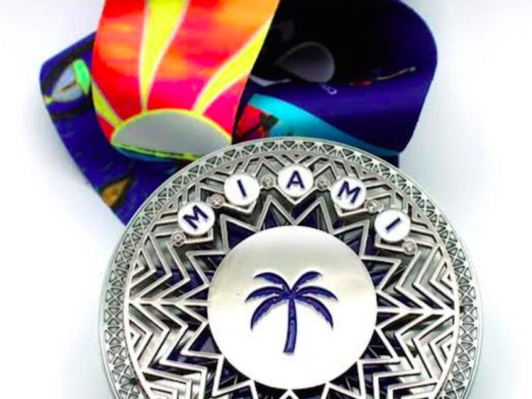 Arte que corre: Courtney Einhorn imprime su sello vibrante en la cinta del Miami Marathon 2026