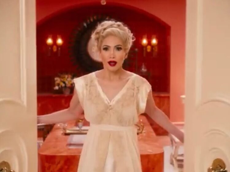 Jennifer Lopez y Diego Luna en escena de “El beso de la mujer araña”, adaptación musical dirigida por Bill Condon con estreno en 2026.