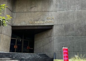 La Orquesta Sinfónica de Minería interpreta clásicos del cine italiano en la Sala Nezahualcóyotl durante el concierto “La Dolce Vita”.