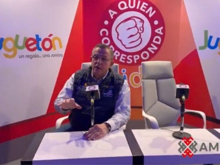 Jorge Garralda recorriendo Villa Juguetón entre juguetes, decoración festiva y voluntarios durante la campaña Juguetón 2025-26.