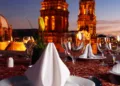 Celebración de fin de año en Zacatecas con cenas de gala, calles iluminadas y fuegos artificiales sobre la Catedral.