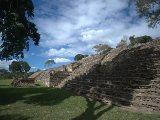 Zona arqueológica de Toniná, en Chiapas, área recuperada para garantizar la conservación del patrimonio maya y el acceso público.