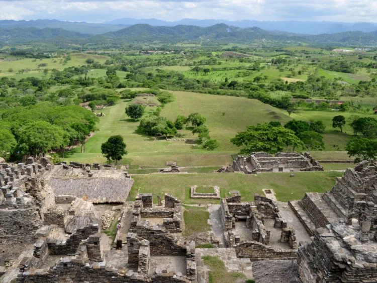 Zona arqueológica de Toniná, en Chiapas, área recuperada para garantizar la conservación del patrimonio maya y el acceso público.