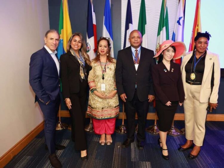 Representantes diplomáticos y líderes globales reunidos en el Graham Center de FIU durante la Asamblea Internacional para la Paz y el Desarrollo en Miami.