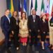 Representantes diplomáticos y líderes globales reunidos en el Graham Center de FIU durante la Asamblea Internacional para la Paz y el Desarrollo en Miami.
