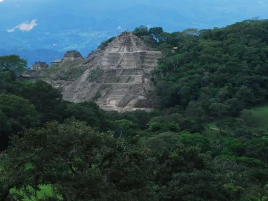 Zona arqueológica de Toniná, en Chiapas, área recuperada para garantizar la conservación del patrimonio maya y el acceso público.