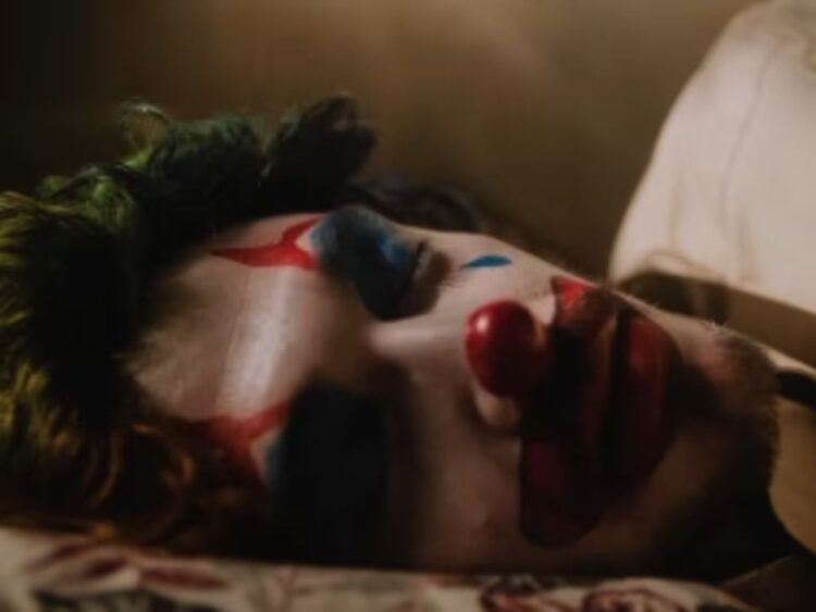 J Balvin caracterizado como payaso en un cortometraje navideño de Inter Rapidísimo que busca generar conciencia sobre la depresión y la salud mental.