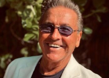 Ricardo Montaner durante una sesión promocional, mirando a cámara con expresión serena mientras prepara su regreso a los escenarios en 2026.