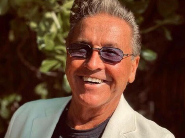 Ricardo Montaner durante una sesión promocional, mirando a cámara con expresión serena mientras prepara su regreso a los escenarios en 2026.