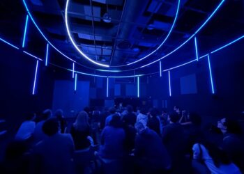 Interior de la Fonoteca Nacional con público escuchando una experiencia inmersiva en Sonidario dentro del Complejo Cultural Los Pinos.