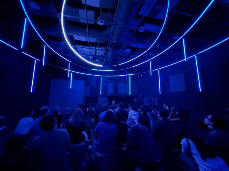 Interior de la Fonoteca Nacional con público escuchando una experiencia inmersiva en Sonidario dentro del Complejo Cultural Los Pinos.