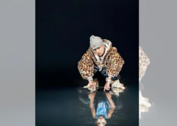 Tornillo muestra la portada de Como Es Arriba Es Abajo, donde su versión de niño observa al artista que es hoy.