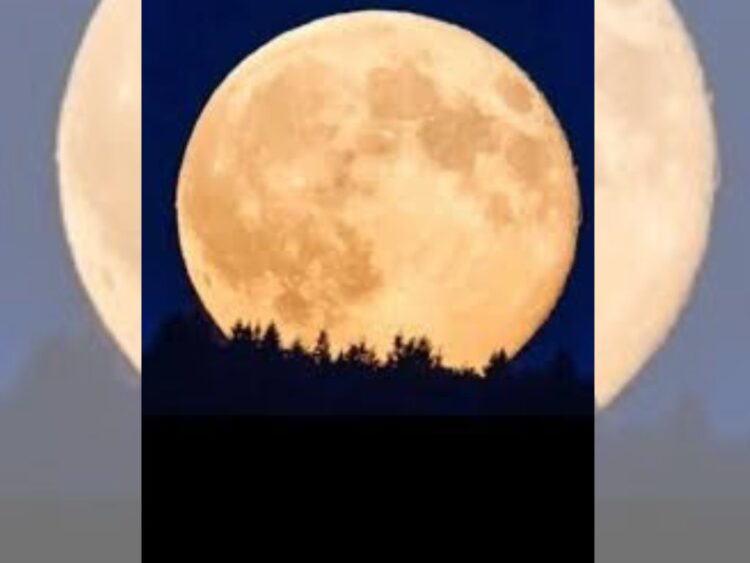 Superluna brillante de diciembre sobre un cielo oscuro, acompañada de trazos luminosos de meteoros Gemínidas.