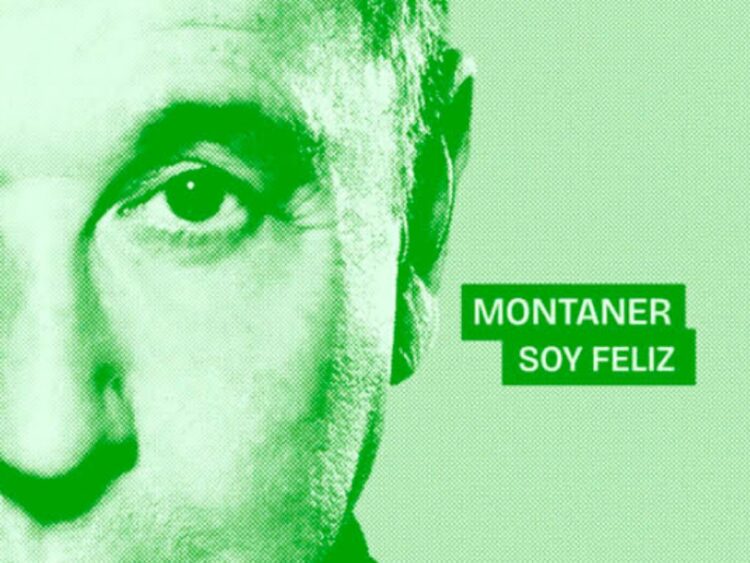 Ricardo Montaner sonríe frente al micrófono durante la promoción de su sencillo “Soy Feliz”.