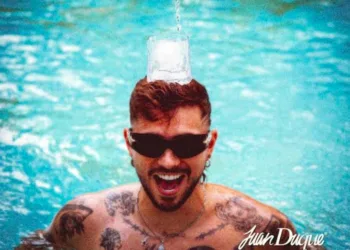 Juan Duque durante la grabación del video de “Plancito”, rodeado de amigos en Santa Fe de Antioquia, celebrando con energía y baile.