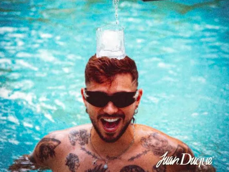 Juan Duque durante la grabación del video de “Plancito”, rodeado de amigos en Santa Fe de Antioquia, celebrando con energía y baile.
