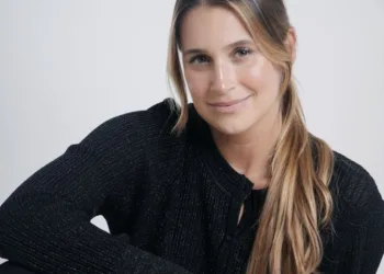 María Julia Stolk, emprendedora del bienestar, promueve suplementos certificados y tés funcionales como parte de la vida moderna.