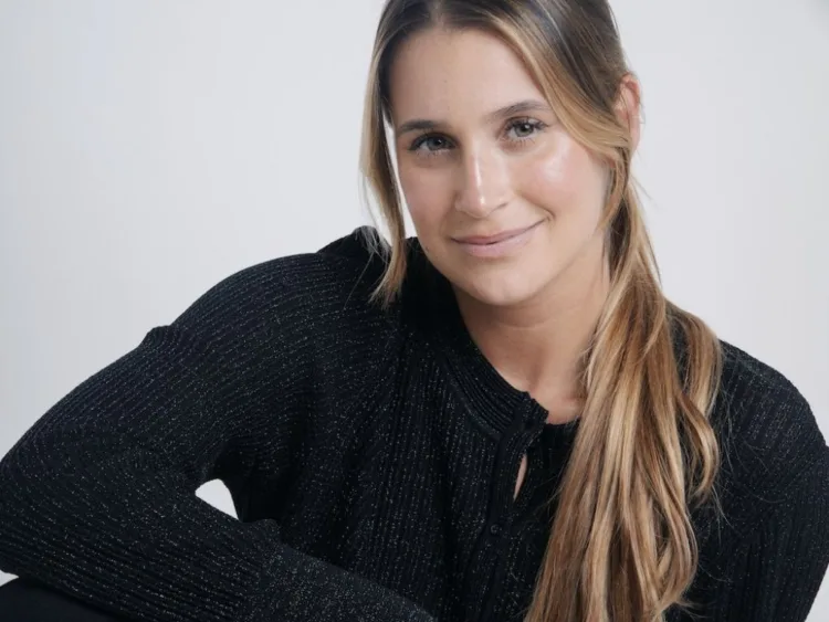 María Julia Stolk, emprendedora del bienestar, promueve suplementos certificados y tés funcionales como parte de la vida moderna.