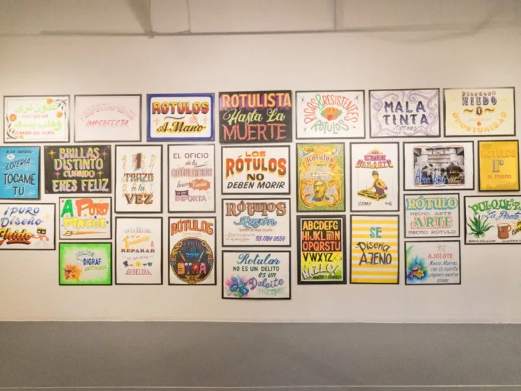 Exposiciones “Los rótulos no deben morir” y “Love Letters” en la Galería José María Velasco, con obras que exploran memoria urbana e identidad comunitaria.