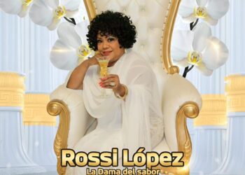 Rossi López, “La Dama del Sabor”, posa sonriente frente a micrófono y luces de escenario durante la promoción de su nuevo álbum “Tomé mi decisión”.