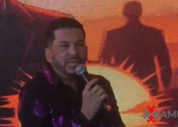 El Flaco habla con medios durante la presentación de su proyecto “El Flaco y Sus Amigos”.