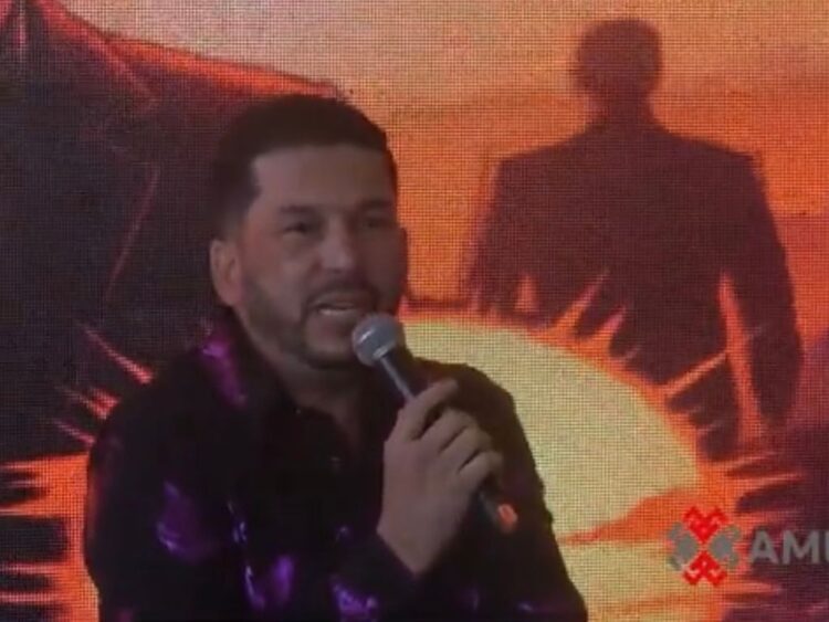 El Flaco habla con medios durante la presentación de su proyecto “El Flaco y Sus Amigos”.