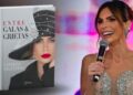 Caterina Valentino sostiene su libro “Entre Galas y Grietas” durante una presentación, rodeada de público y reflectores.