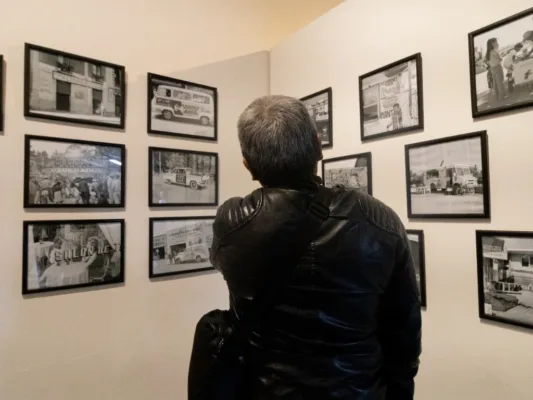 Exposiciones “Los rótulos no deben morir” y “Love Letters” en la Galería José María Velasco, con obras que exploran memoria urbana e identidad comunitaria.