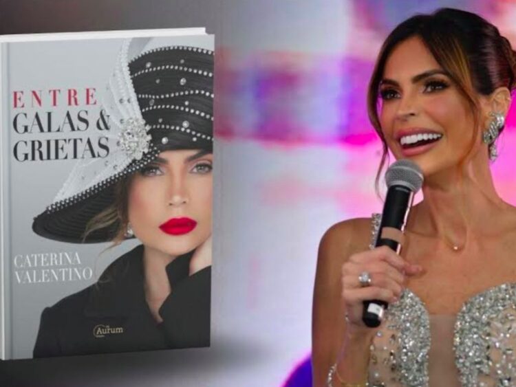 Caterina Valentino sostiene su libro “Entre Galas y Grietas” durante una presentación, rodeada de público y reflectores.