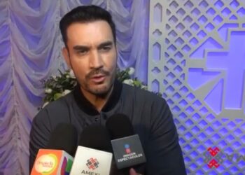 Fotografía de David Zepeda sonriendo frente a cámaras durante el inicio de grabaciones de la telenovela Somos Familia.