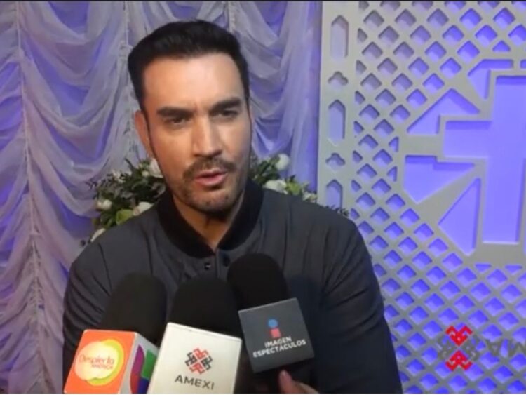 Fotografía de David Zepeda sonriendo frente a cámaras durante el inicio de grabaciones de la telenovela Somos Familia.