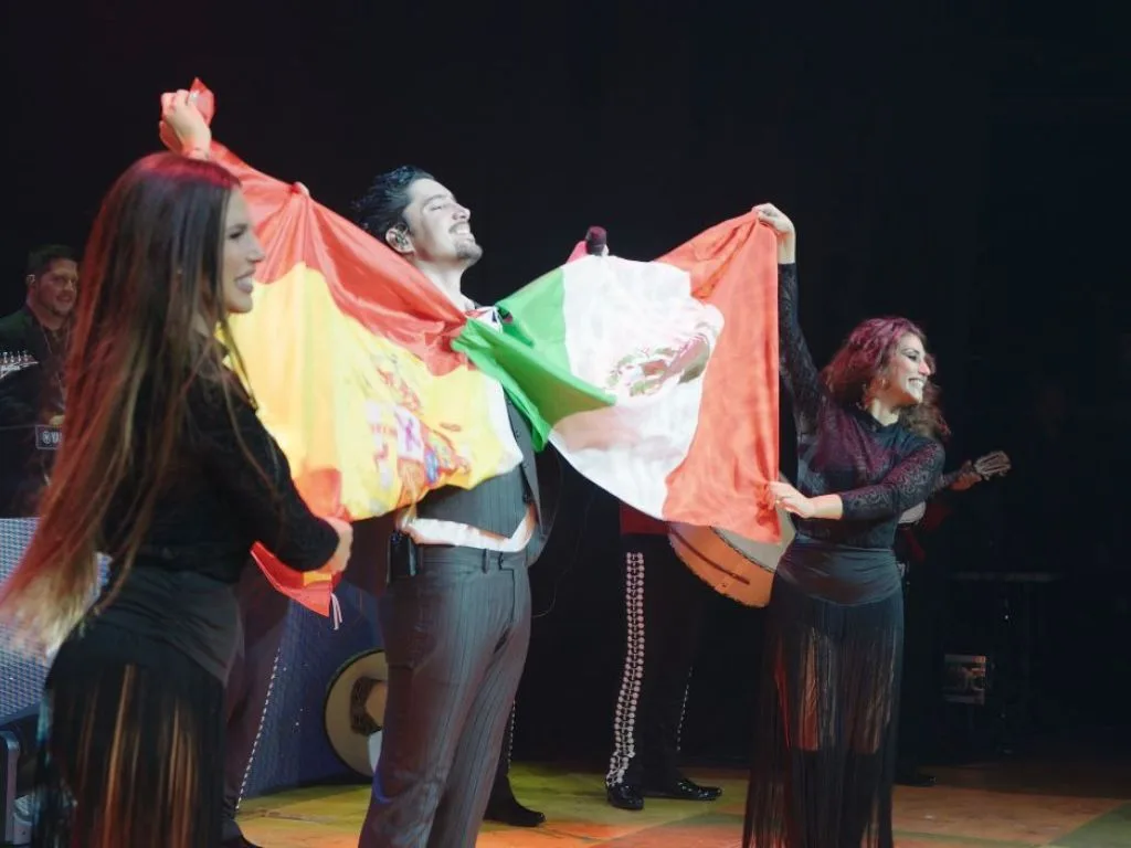 Alex Fernández se presenta en España durante el Voz de Mi Sangre Tour, acompañado por mariachi y ovacionado por el público europeo.