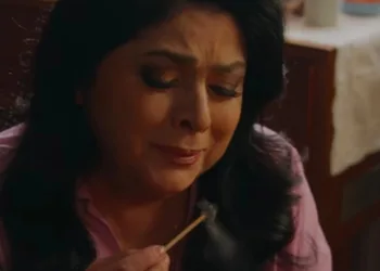 Victoria Ruffo encendiendo velas mientras reza por Steve Harrington de Stranger Things 5.