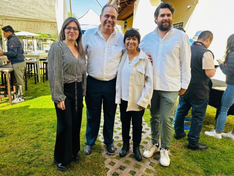 Funcionarios de SEDATU y Conavi entregan viviendas a familias reubicadas por el proyecto del Tren AIFA-Pachuca en el desarrollo Real Granada, Tecámac.