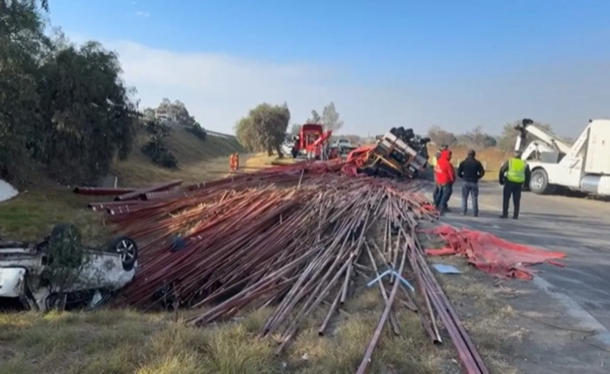 ¡Precaución! Volcadura de camioneta y tráiler provoca cierre en la México