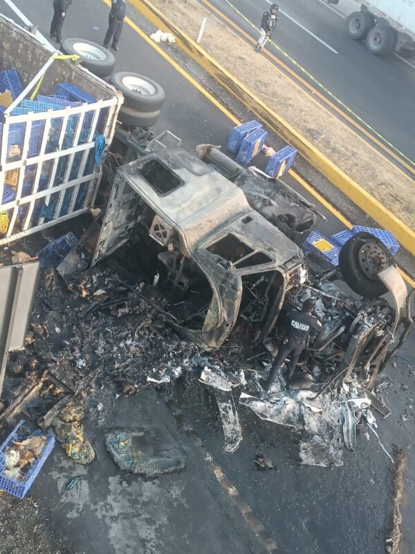 Tráiler volcado en Texcoco. 