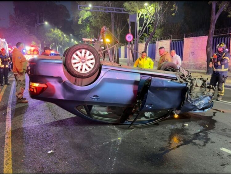 Volcadura en Iztacalco moviliza a cuerpos de emergencia